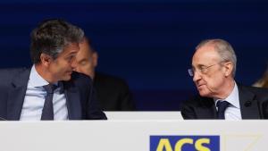 Archivo - El presidente del grupo ACS,  Florentino Pérez (d), conversa con el consejero delegado, Juan Santamaría (i), durante la Junta General de Accionistas del Grupo ACS