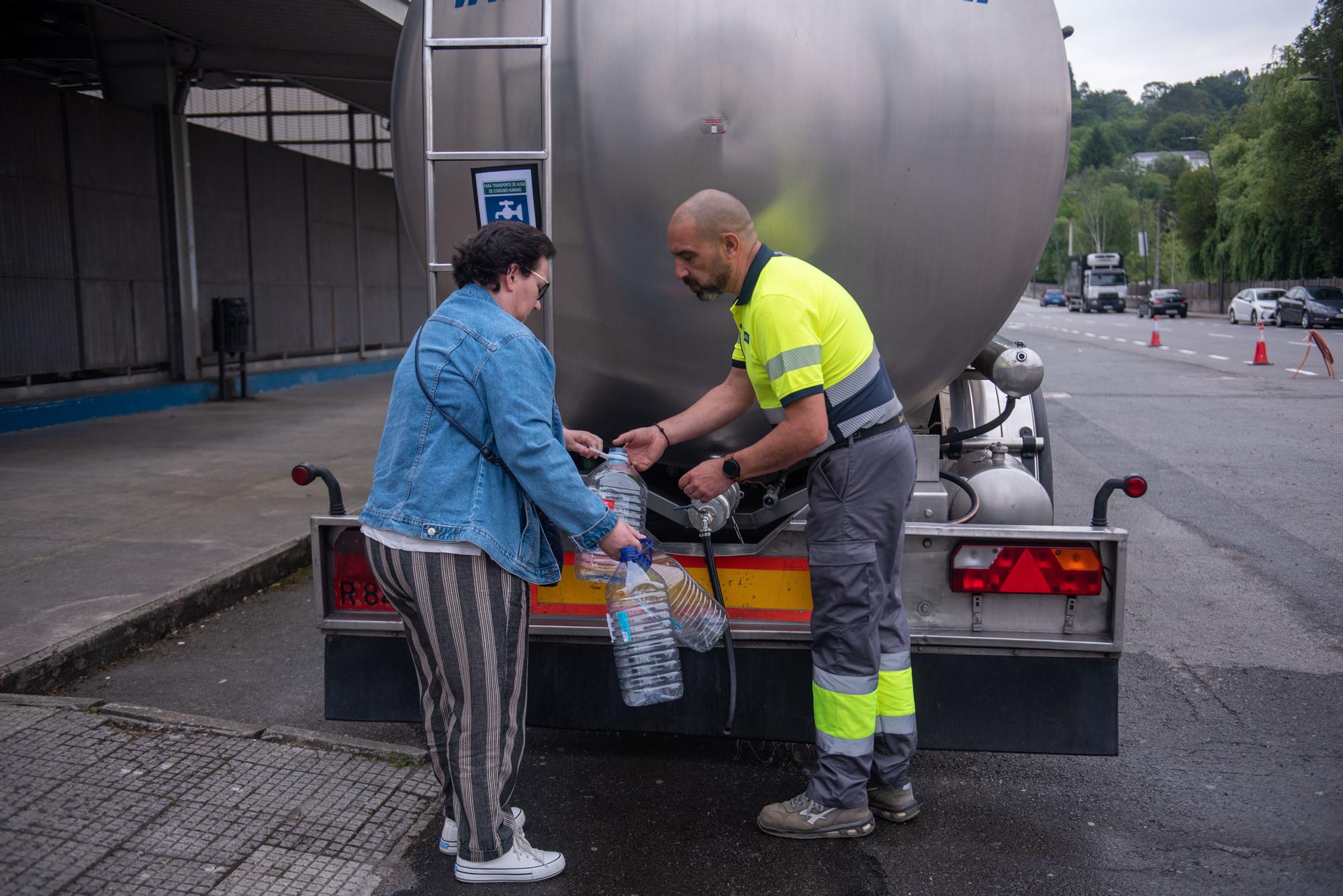 Betanzos fleta cisternas y reparte garrafas ante las restricciones de agua por la gastroenteritis