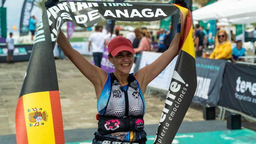 A la izquierda, el podio masculino; a la derecha, Myraima Díaz entrando a meta. | | E.D.