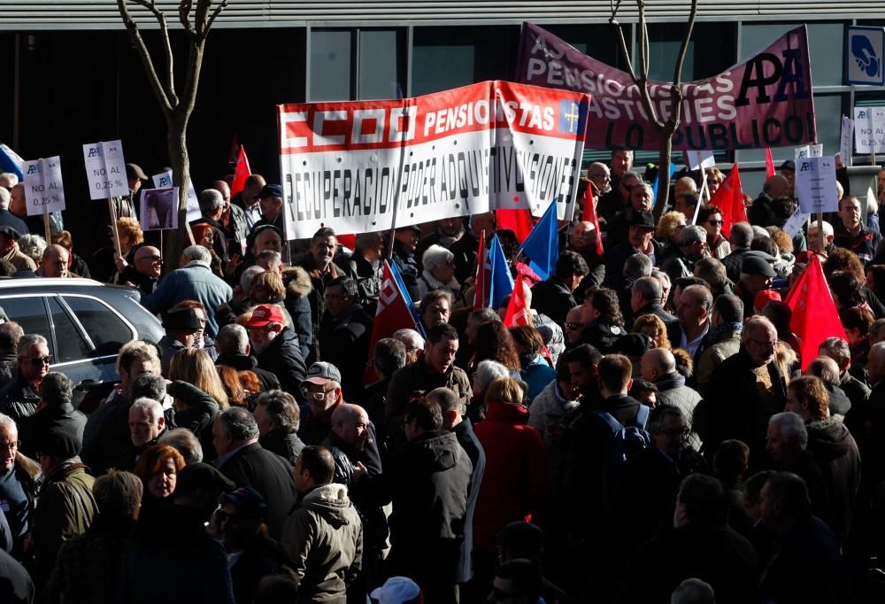 Cientos de personas  reclaman en Asturias una subida de las pensiones