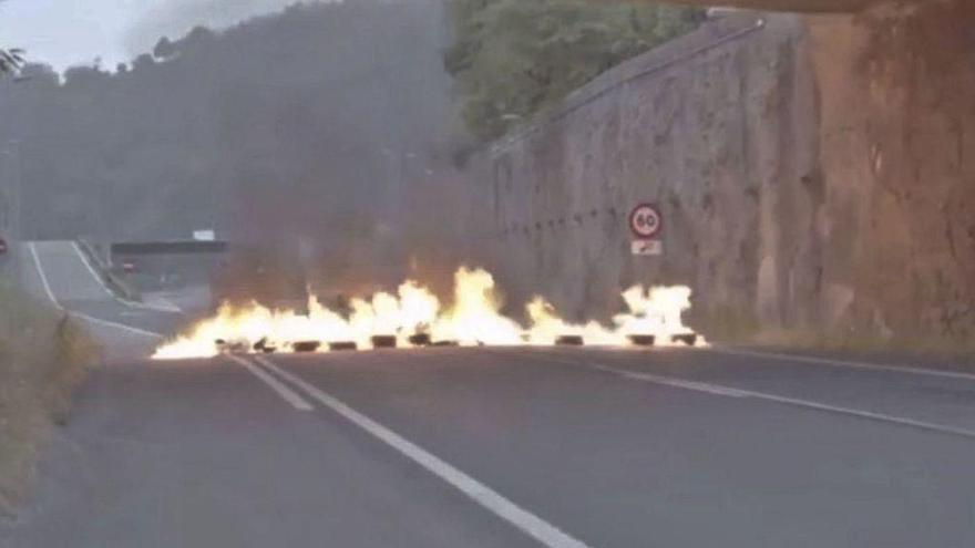 La barricada que &quot;EBHI en llucha&quot; hizo ayer en el Corredor del Nalón, a la altura de Barredos.