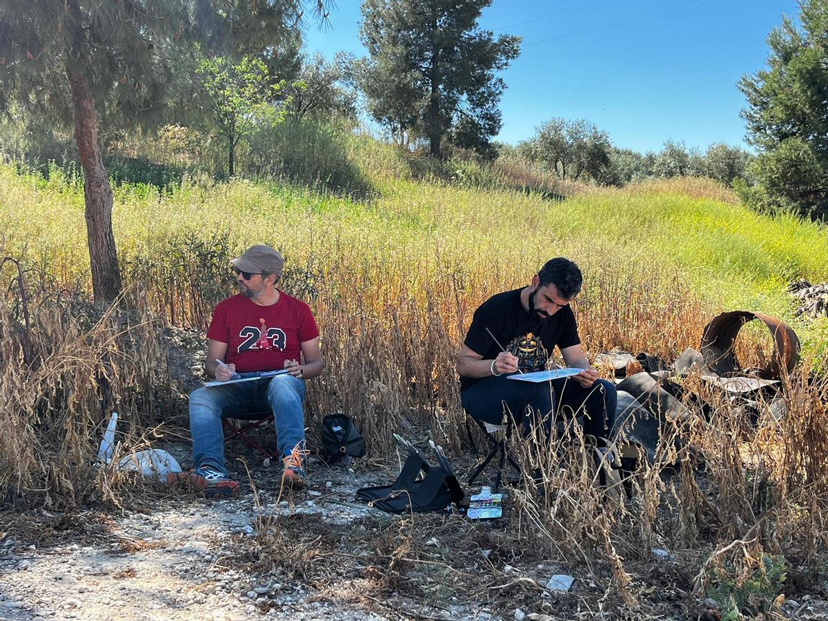 Dos de los participantes plasman el ambiente rural de la aldea.