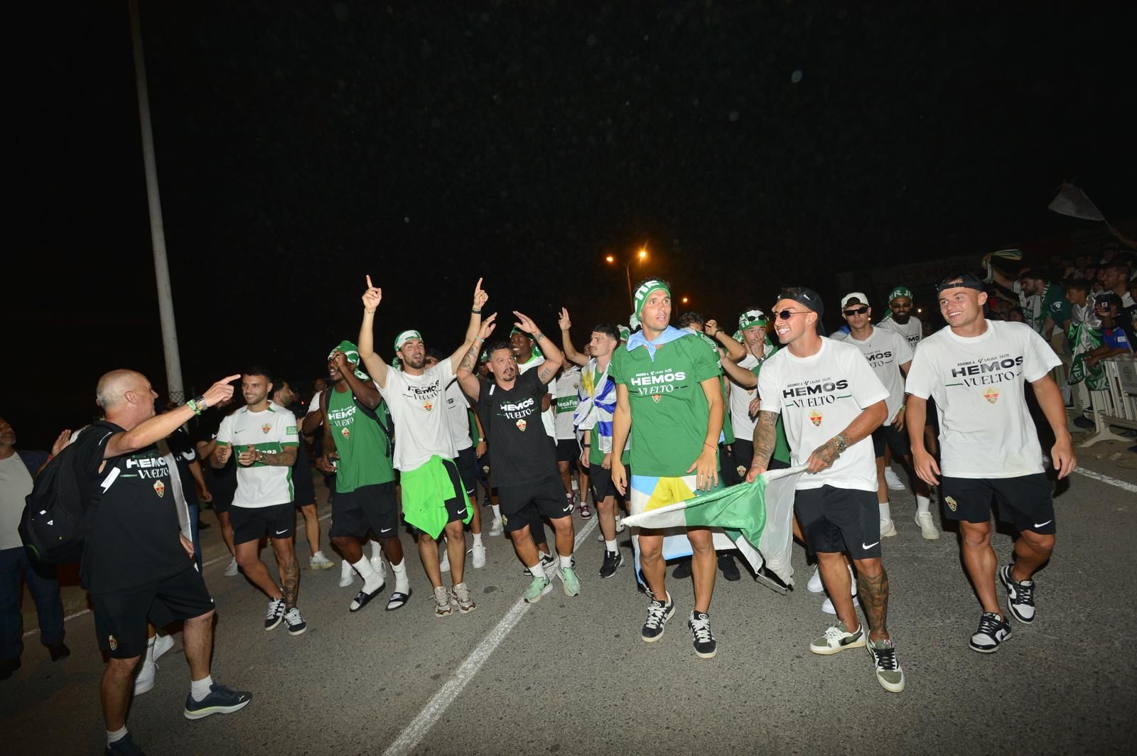 La afición del Elche recibe a los héroes del ascenso a su llegada al Martínez Valero