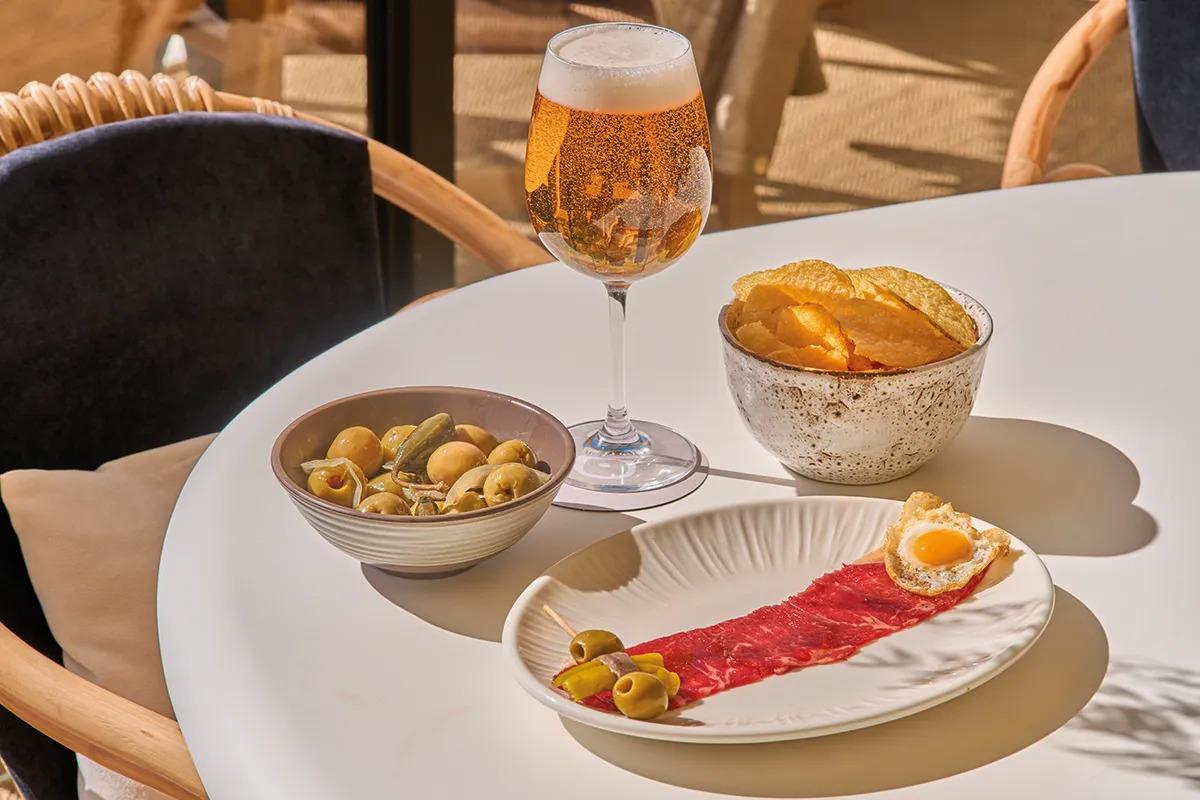 La carta incluye opciones como la ensaladilla con tartar de gamba blanca, la gilda o el saam de calamar en tempura