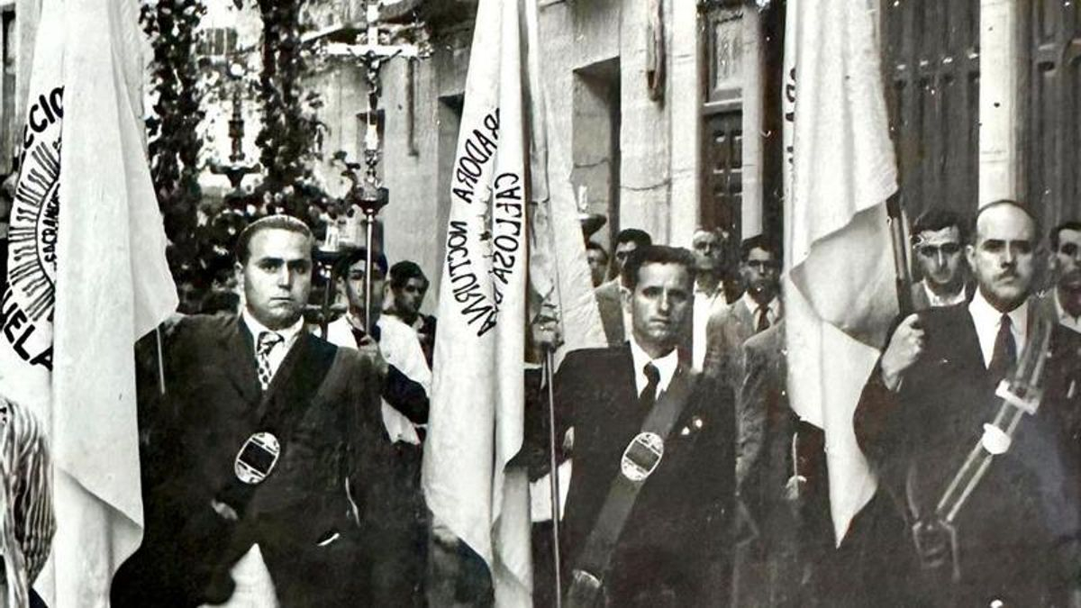 Procesión de clausura del Corpus Christi y Fiesta de Espigas - 11 de junio de 1944 en la adoquinada calle Mayor. Monserrate Aparicio en el centro con la bandera de la Adoración Nocturna, al fono vemos la custodia de Miguel de Vera. En el siglo XVI.