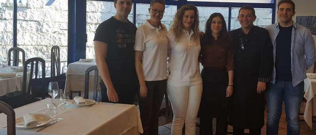 El nuevo equipo de trabajo del restaurante de Pedras Negras, en San Vicente do Mar (O Grove). // FDV