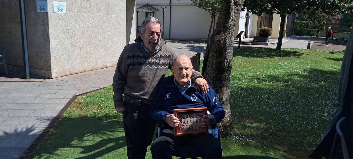 Falo Mendez y Antonio García Oliva, que sujeta una foto del Grupo de balonmano de 1976