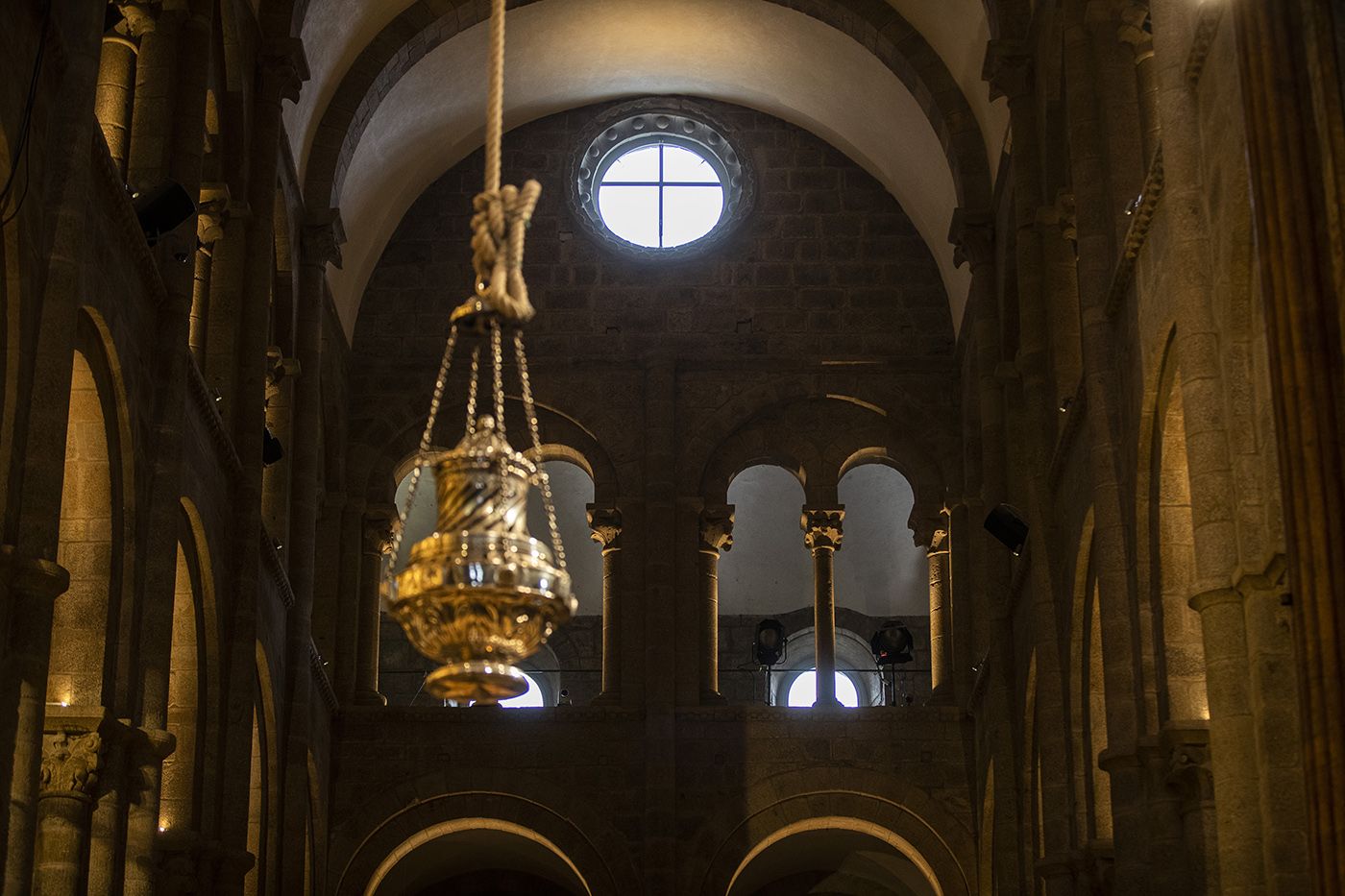 ventana de la fachada del Obradoiro de la Catedral de Santiago por donde la luz baña al santo el 25 de marzo oscar corral.jpg