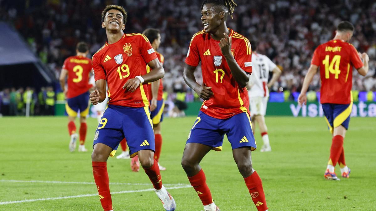 Lamine Yamal y Nico Williams bailan en el duelo frente a Georgia.