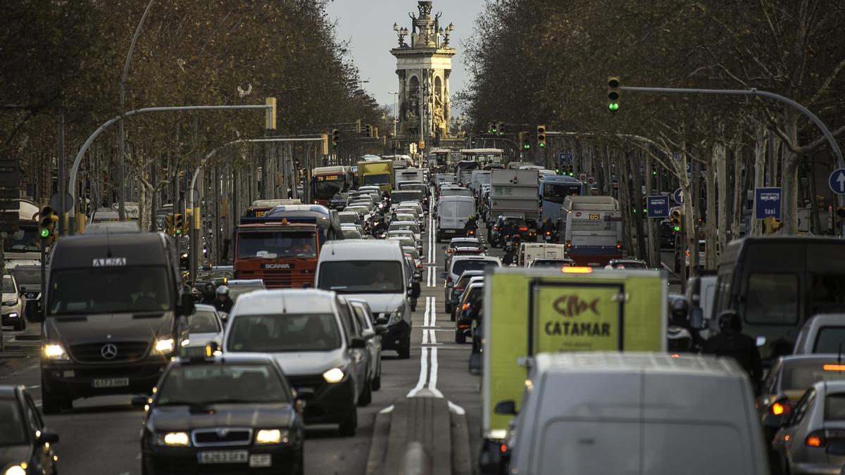 Vehículos circulando por la Gran Via. Al fondo, la plaza de Espanya