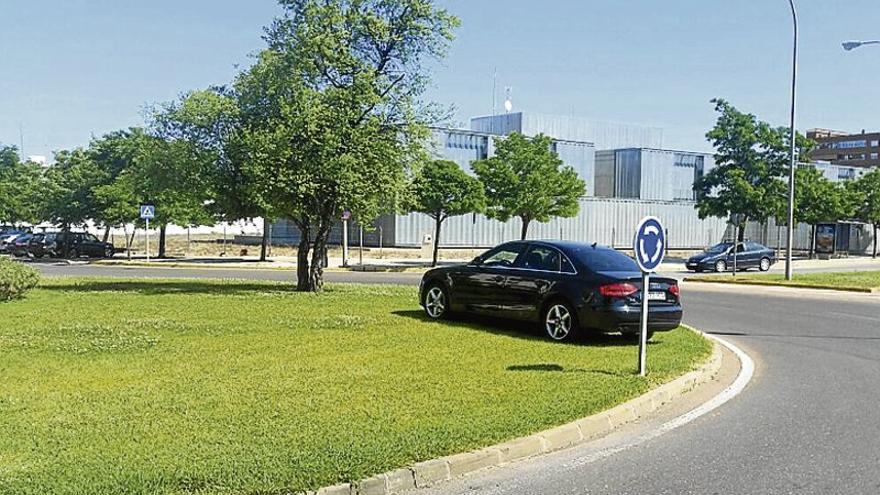 Un coche se mete en una rotonda al quitársele el freno