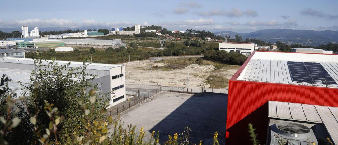 Vista de los polígonos de A Reigosa, en Ponte Caldelas, y O Campiño, en Pontevedra.