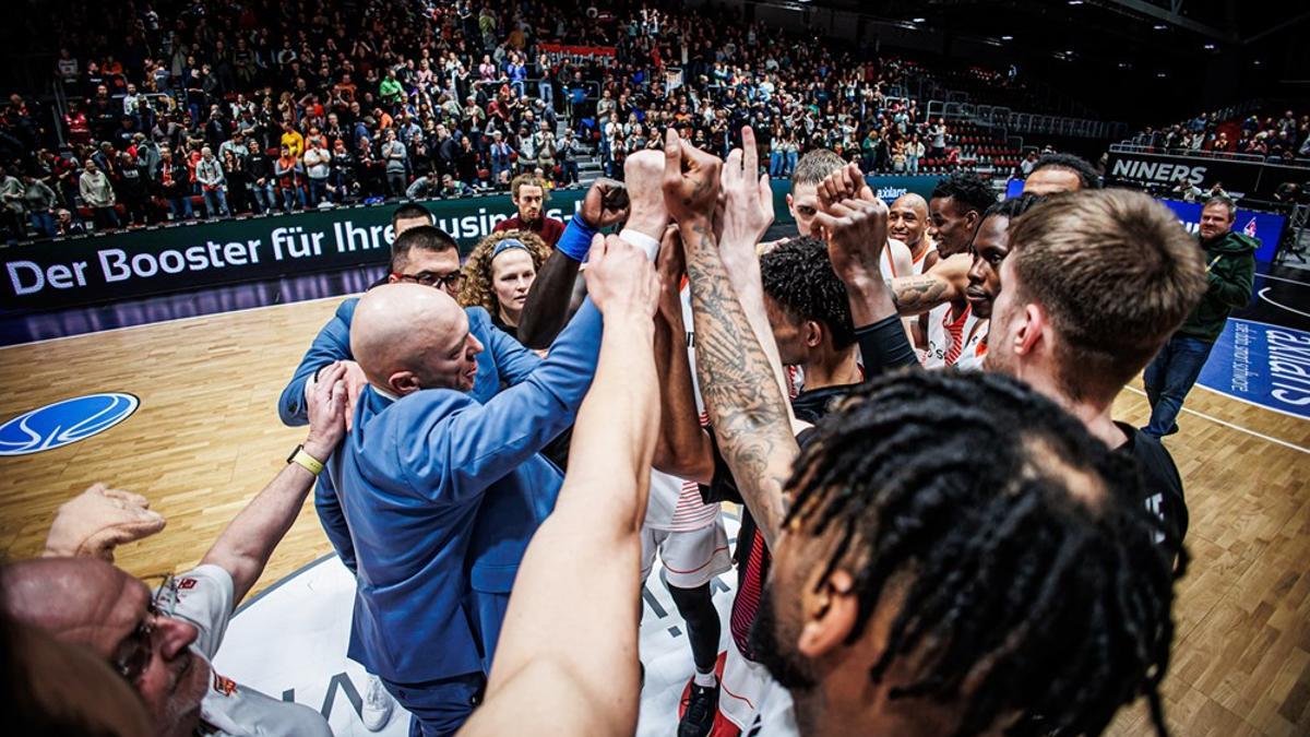 Jugadores y técnico del Niners Chemnitz celebran una victoria lograda esta temporada.