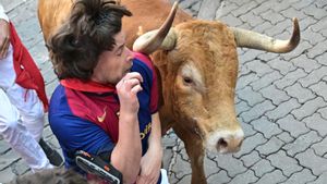 PAMPLONA, 09/07/2025.- Un toro de la ganadería Álvaro Núñez roza a uno de los mozos durante el tercer encierro de los Sanfermines 2025 este miércoles en Pamplona. EFE/Daniel Fernández