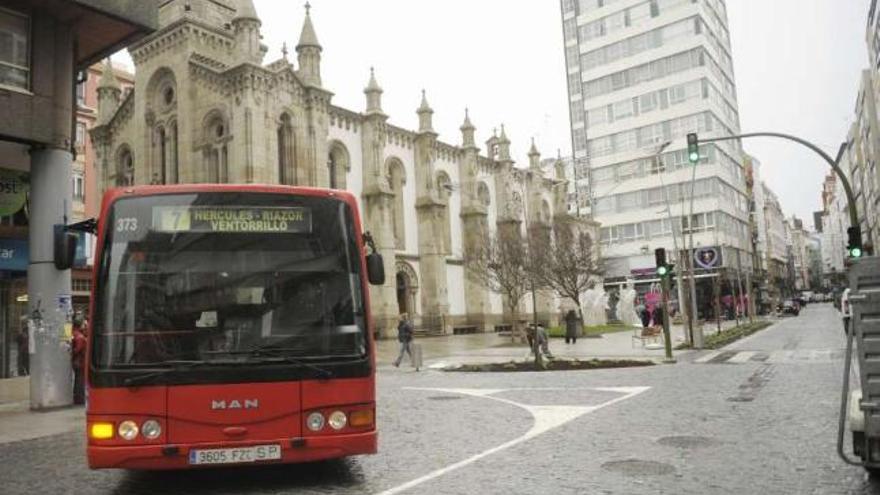 Un autobús gira hacia San Andrés a la altura de la iglesia castrense en la zona renovada de la calle. / 13fotos