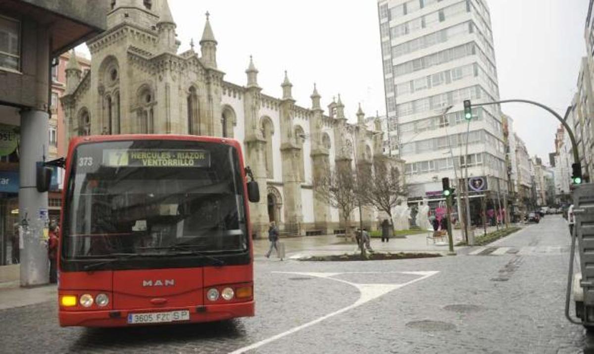 Un autobús gira hacia San Andrés a la altura de la iglesia castrense en la zona renovada de la calle. / 13fotos