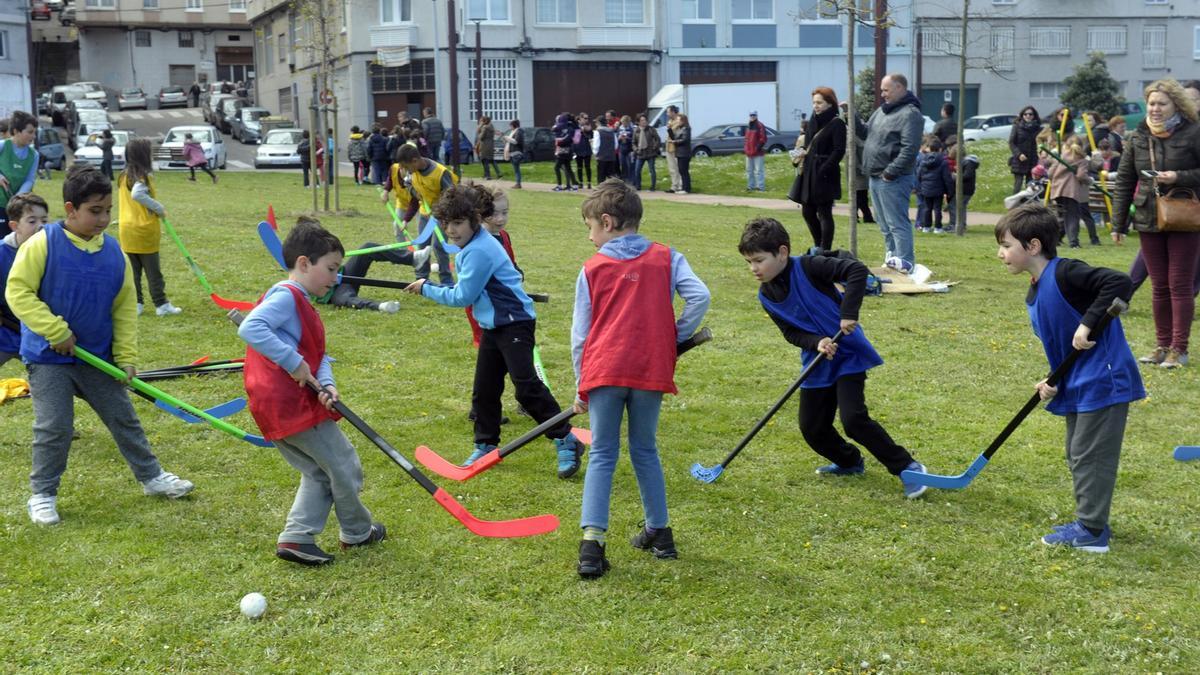 LOS ALUMNOS DE PRIMARIA JUGANDO EN UN PARQUE