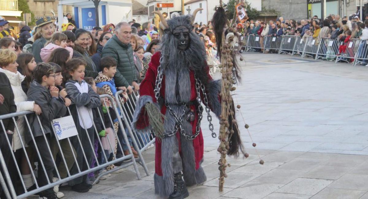Veciños da Laracha disfrazados dun rabaño de ovellas.