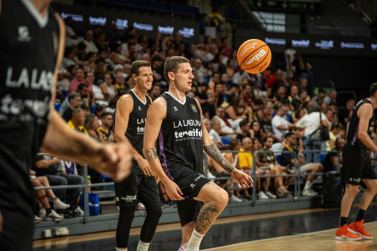 Kyle Guy, durante el calentamiento del entreno.
