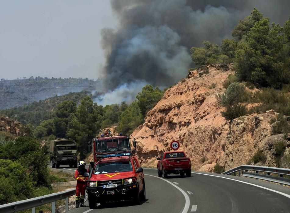 Sigue descontrolado el incendio de Tarragona ...