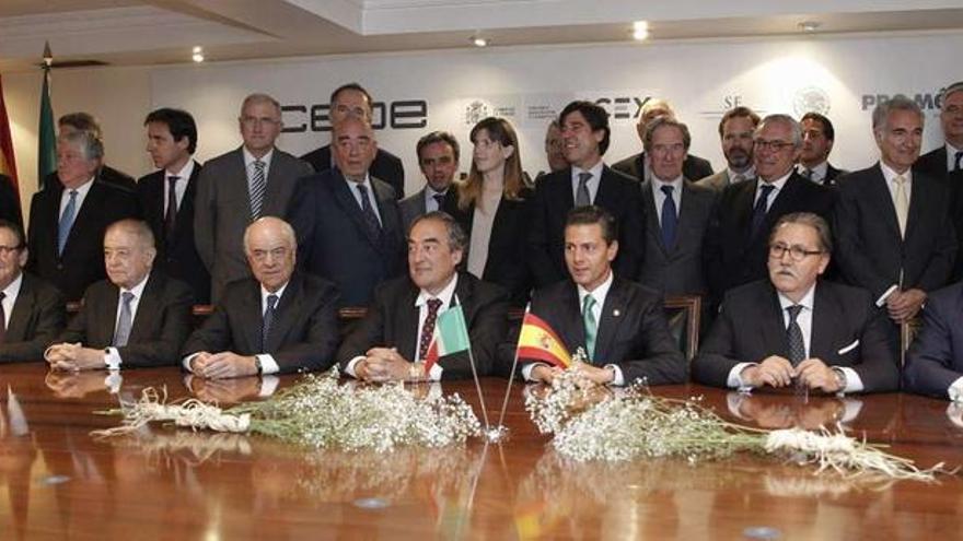 Enrique Peña Nieto (3d, en primera fila), durante el encuentro con empresarios en la sede de la patronal española CEOE en Madrid.
