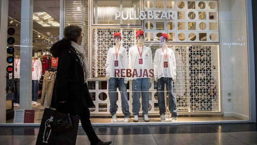 Comienzan las rebajas en Cáceres: &quot;Lo que más piden los clientes son abrigos&quot;