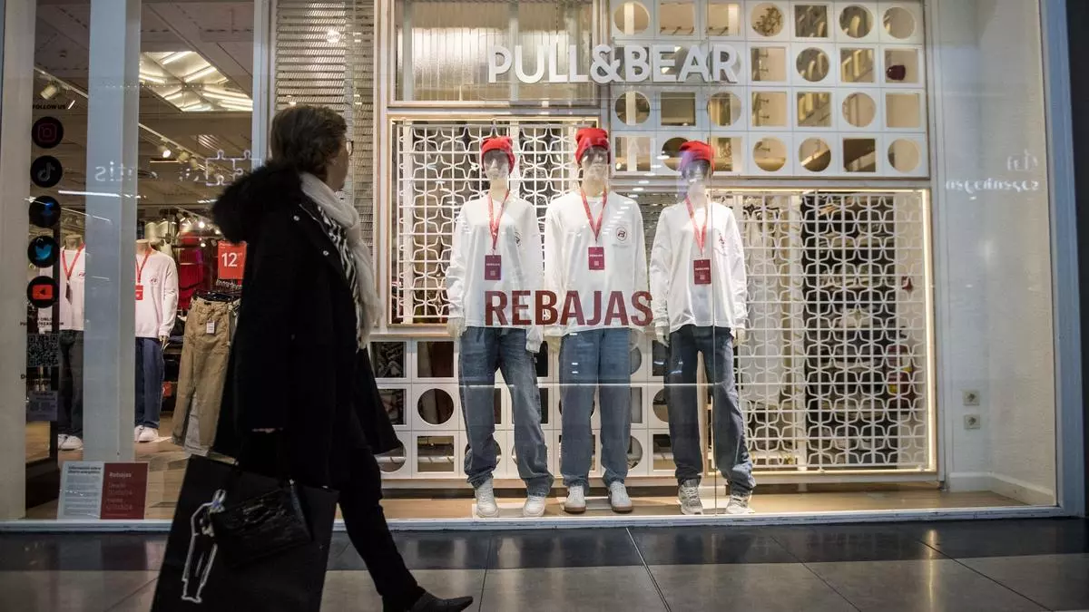Comienzan las rebajas en Cáceres: "Lo que más piden los clientes son abrigos"