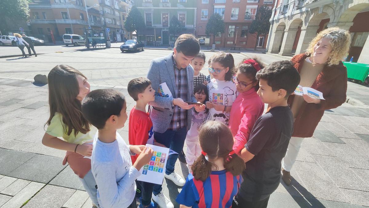 Juan Ponte revisa con los alumnos del colegio de Villapendi el vídeo que incluyen en su trabajo. | A. Velasco