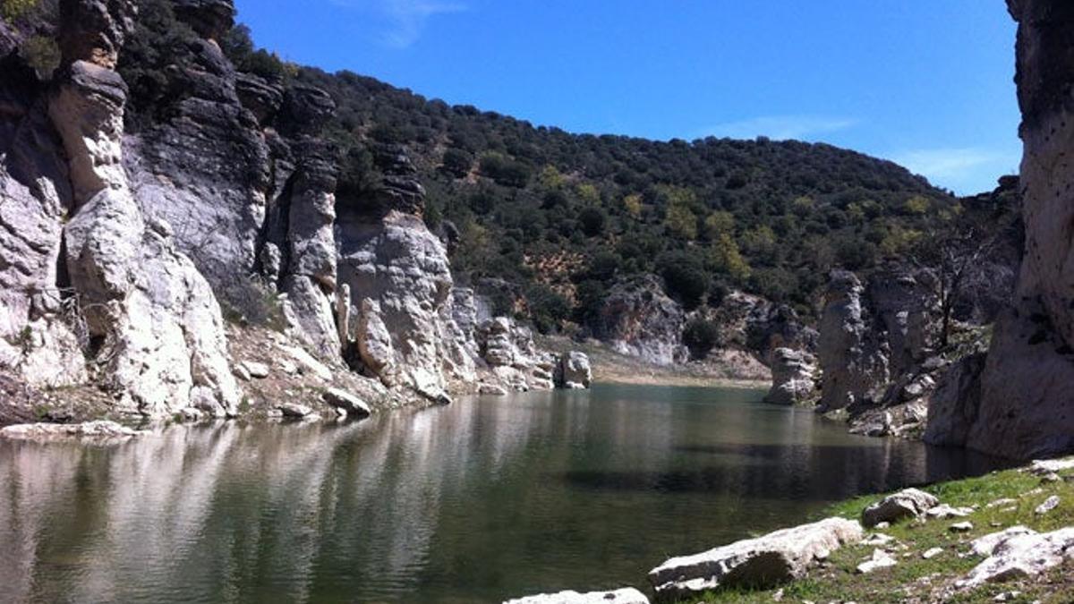 Barranco del Reato, todo un capricho de la naturaleza con sus piedras labradas que dibujan diferentes figuras, y agricultor en Brihuega.