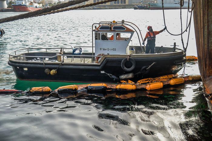 VERTIDO DE FUEL EN EL PUERTO