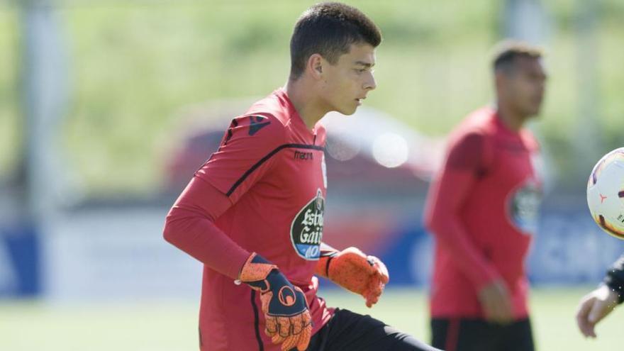 El portero Alberto, durante un entrenamiento en Abegondo.