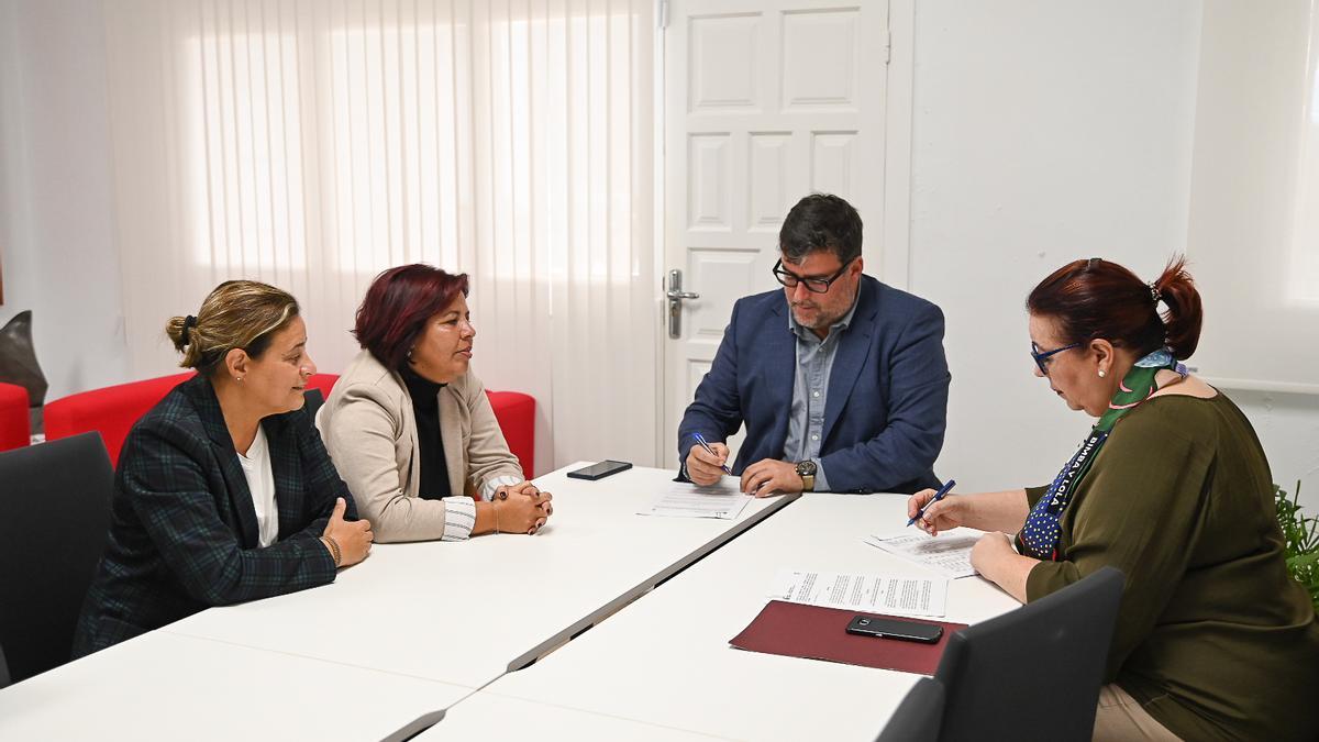 Isidro Pérez y Manuela de Armas firman el acuerdo para la construcción del colegio Alexis Tejera Lemes de San Bartolomé.