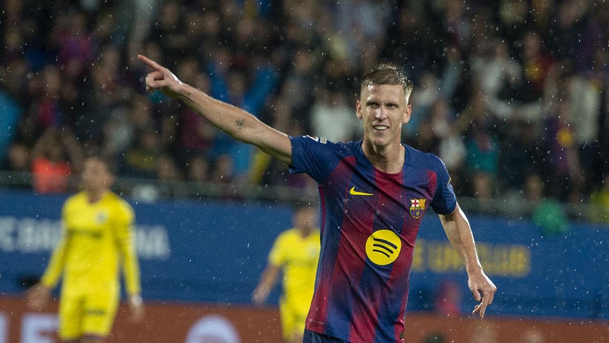 Dani Olmo sale de la Ciutat Esportiva tras acudir a entrenar voluntariamente esta mañana.