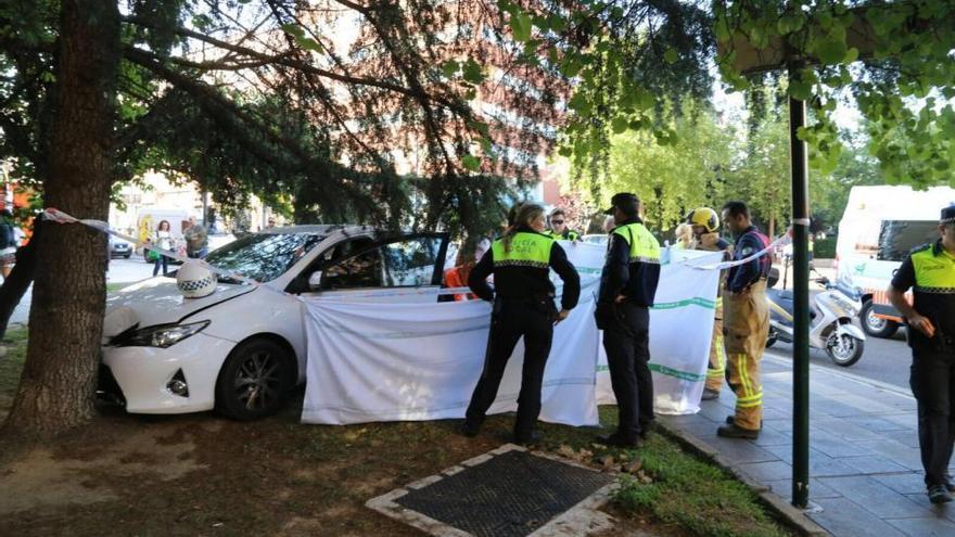 Muere al sufrir un infarto mientras conducía y colisionar contra un árbol en Badajoz