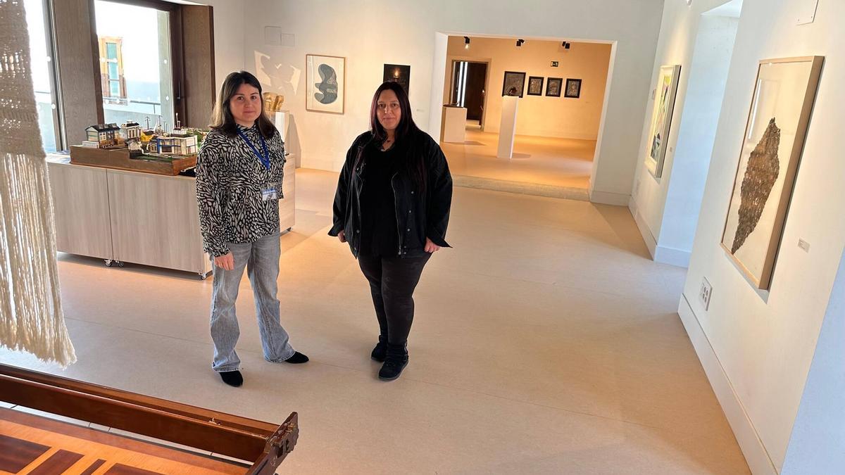 Inés Suárez y Eva García, en el centro de una de las salas.