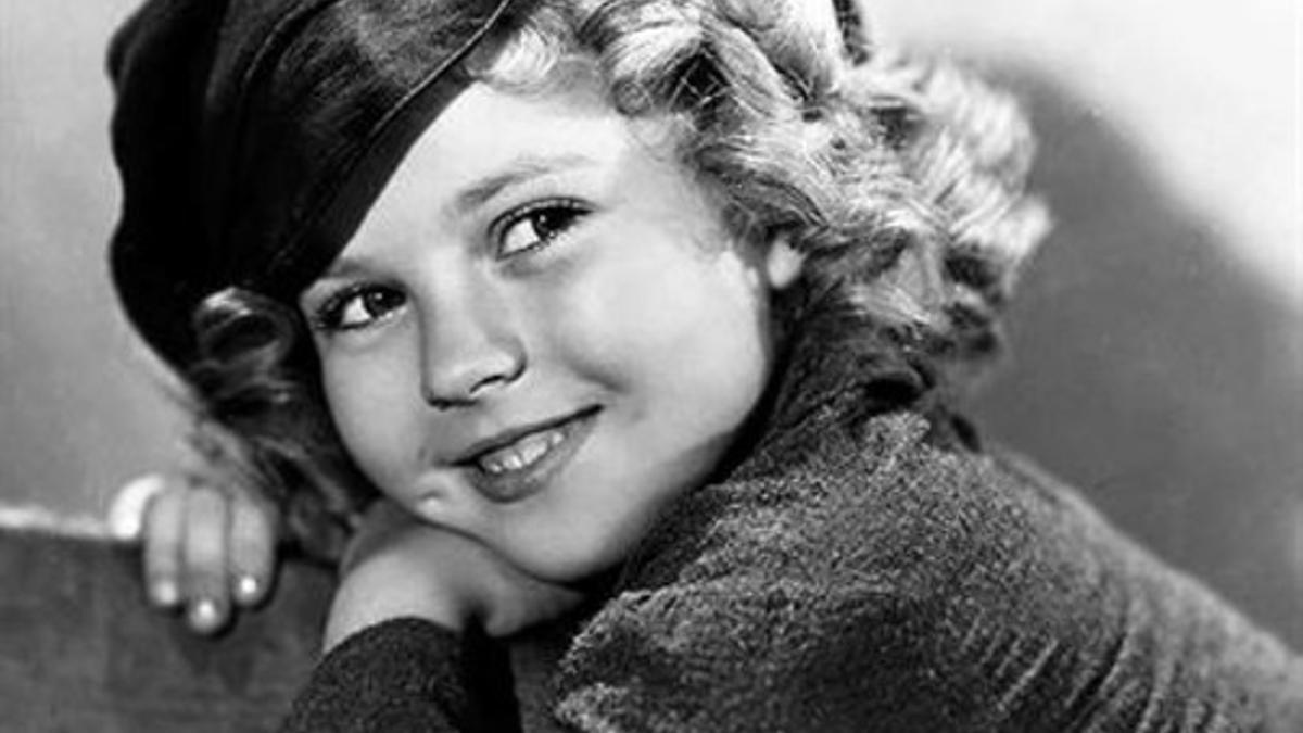 Shirley Temple, en imagen sin datar de su época gloriosa como estrella infantil. Abajo, en el 2006.