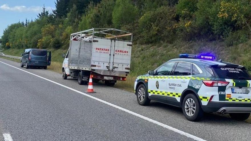 Un camión robado en mayo &quot;reaparece&quot; en el arcén de la A-6 con las llaves puestas