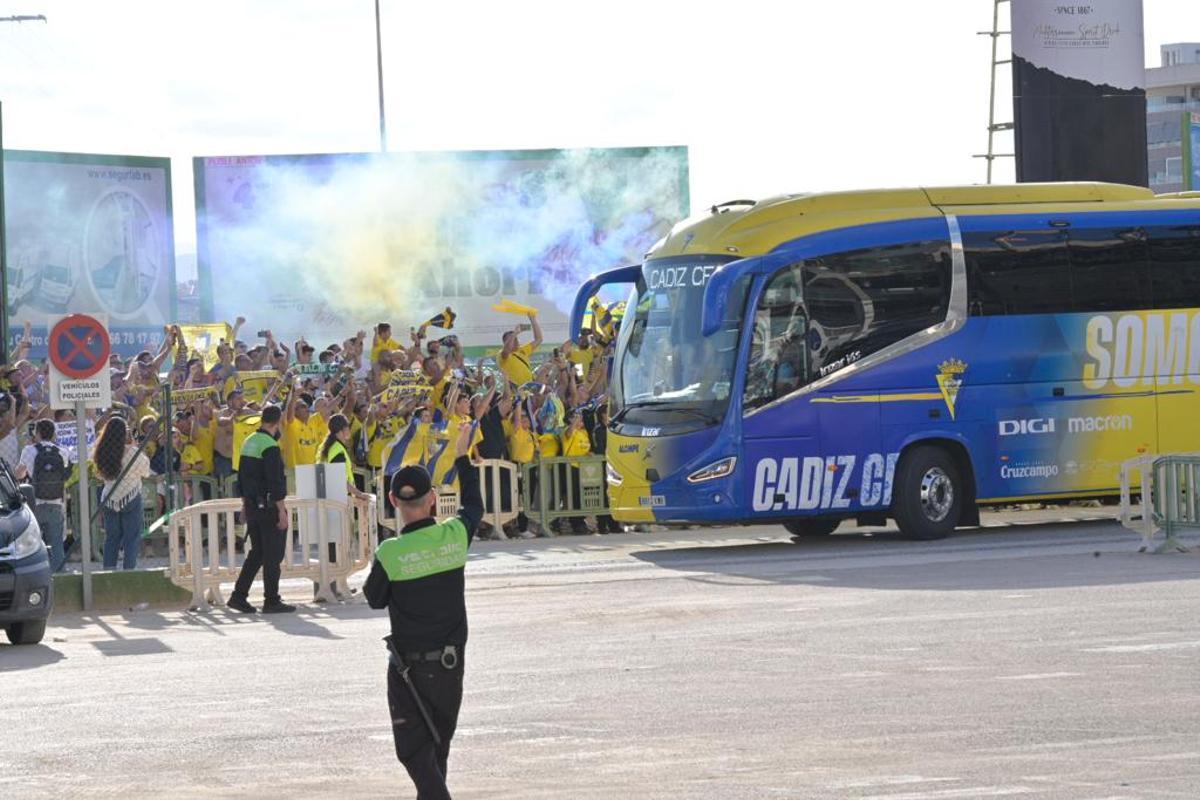 Los aficionados del Cádiz recibiendo al autobús de su equipo