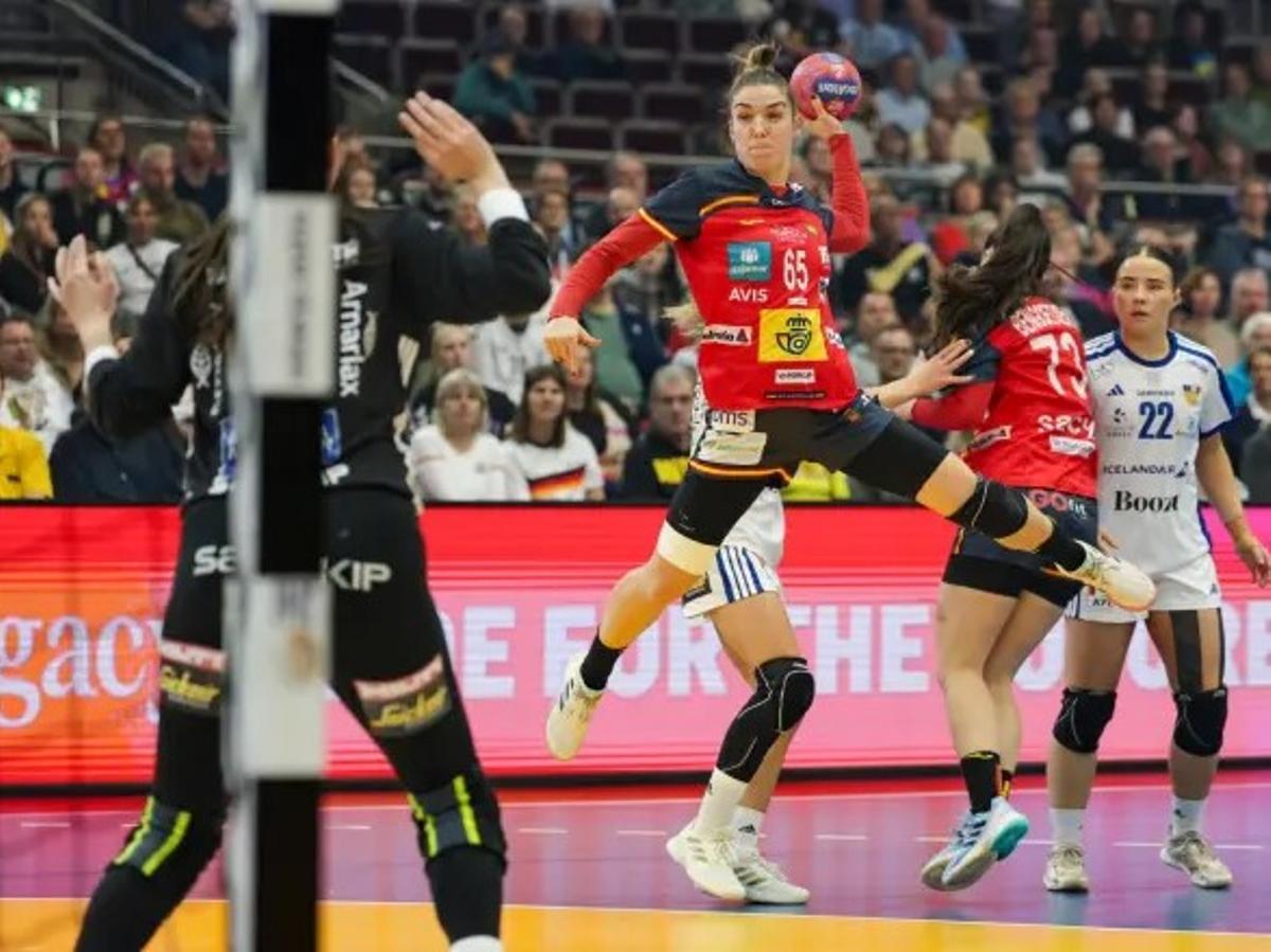 Anne Erauskin lanza a puerta en el partido frente a Islandia