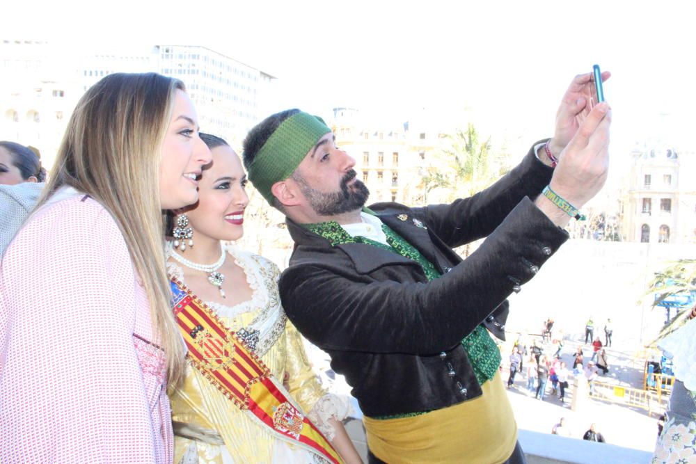 Un selfi con sus falleras mayores