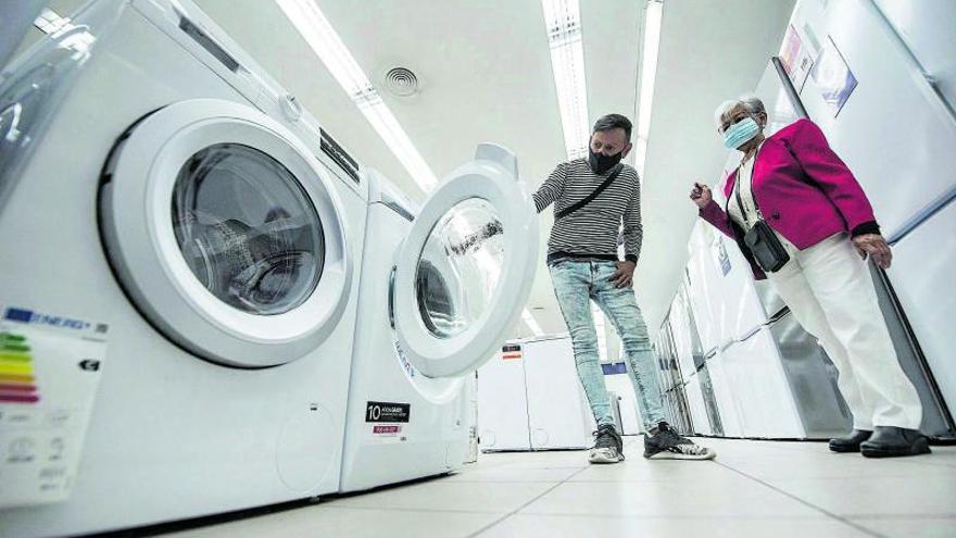 Clients mirant models de rentadores al Miró de Manresa  | OSCAR BAYONA