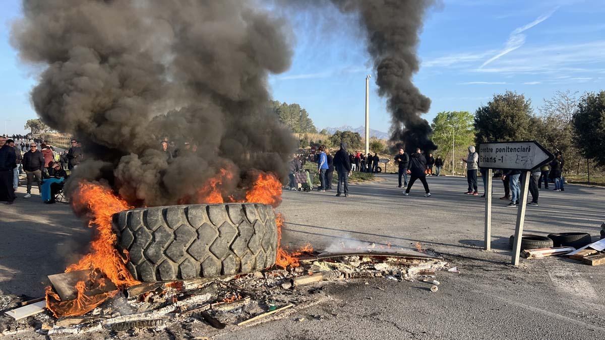 Funcionarios de prisiones bloquean otro día las prisiones catalanas