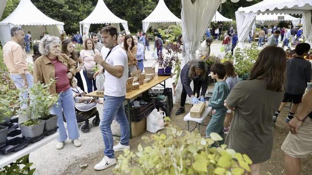 Público en uno de los stands de la I Feria de Plantas, en el Jardín Botánico Atlántico de Gijón. | MARCOS LEÓN