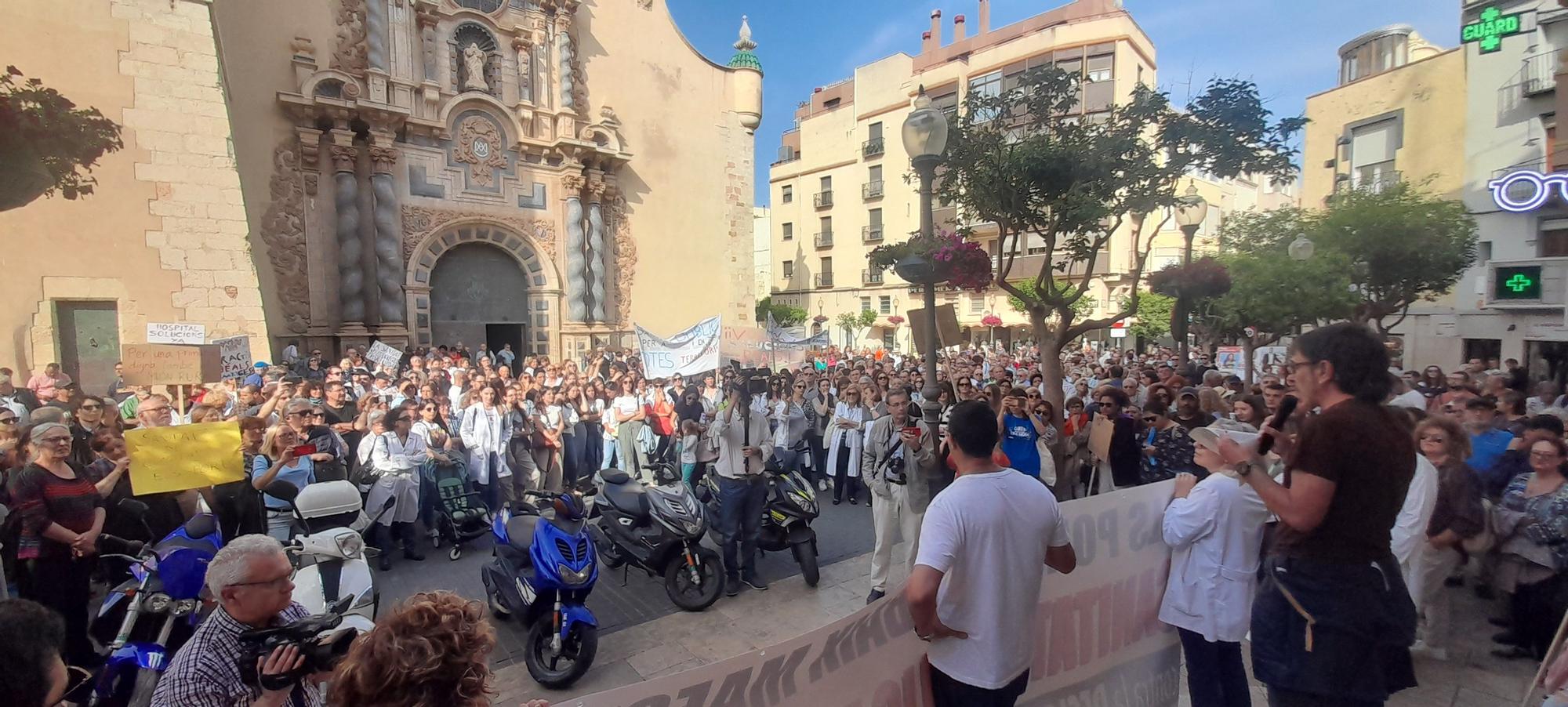 Fotos de la multitudinaria manifestación en Vinaròs para defender "una sanidad pública digna"