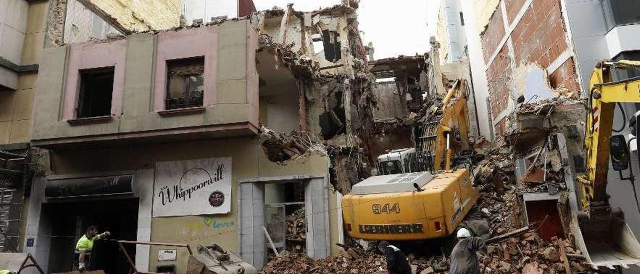 El derribo del edificio número 18 de Matemático Pedrayes, donde se levantarán viviendas.