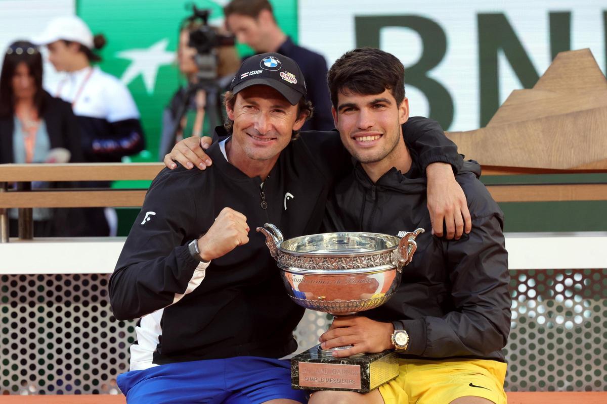 Juan Carlos Ferrero y Carlos Alcaraz posan con el trofeo de Roland Garros