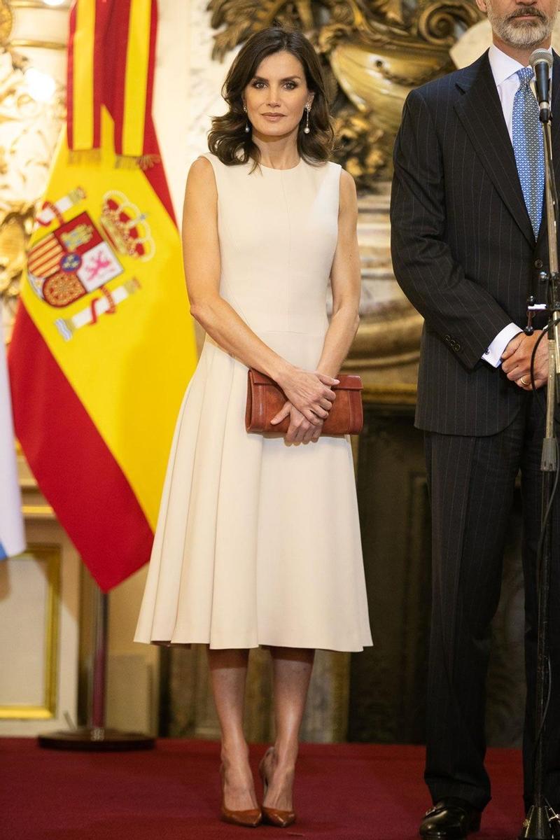 Doña Letizia, con un vestido de Pedro del Hierro