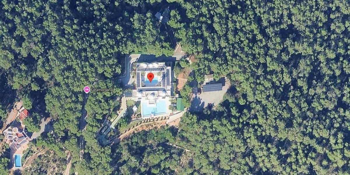 Denuncian el despilfarro de agua en una mansión con tres piscinas en Ibiza