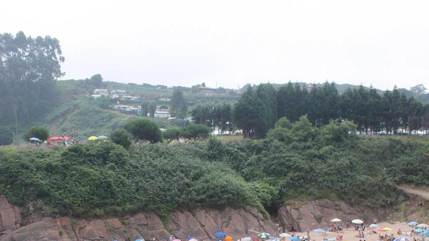 Bañistas en la playa de Carranques, en la Ciudad de Perlora, ayer.