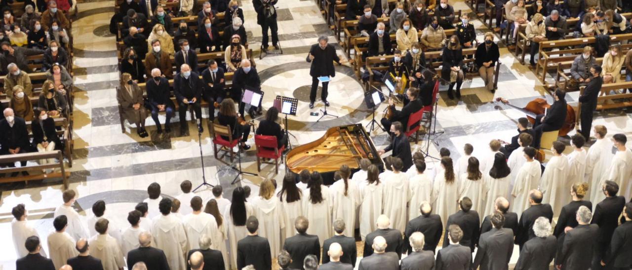 El Misteri da la bienvenida a la Navidad con un concierto de villancicos en Santa María | ÁXEL ÁLVAREZ